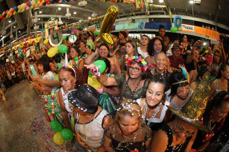 Mais de quatro mil idosos caíram na folia na tarde desta quarta-feira (7), durante o 18° Baile Carnavalesco da Melhor Idade, do projeto Vida Ativa, executado pela Secretaria de estado de Esporte e Lazer (Seel). Uma das grandes atrações foi o concurso que escolheu a “Rainha das Rainhas” da terceira idade, título que este ano ficou com a candidata Lindaura Cardoso, de 63 anos.
FOTO: CARLOS SODRÉ / AG. PARÁ
DATA: 07.02.2018
BELÉM - PARÁ <div class='credito_fotos'>Foto: CARLOS SODRÉ / AG. PARÁ | <a href='/midias/2018/originais/06dd1e68-6215-4d6f-ae98-307f1a5af8f2.jpg' download><i class='fa-solid fa-download'></i> Download</a></div>