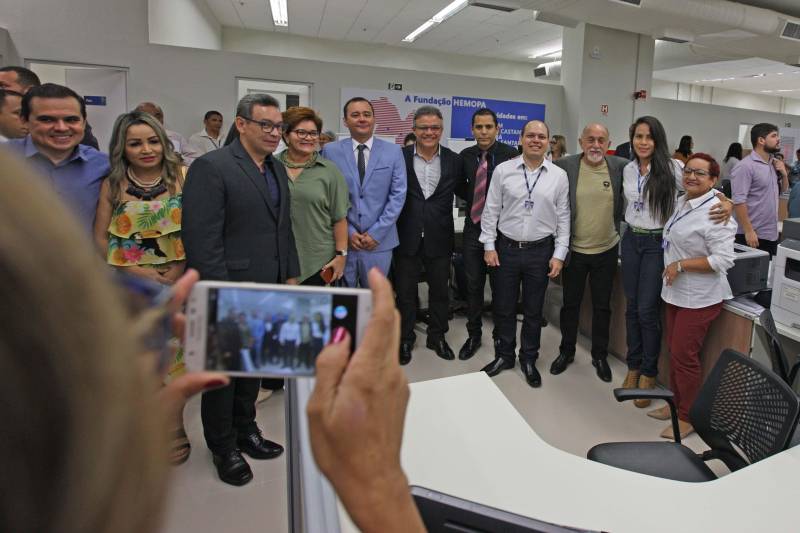 Carteira de identidade, habilitação e de trabalho. Seguro-desemprego, segunda via de boletos de água e multas de transito. Registros na Junta Comercial e DARFs de impostos. Registros de ocorrências na polícia e queixas ao Procon. Tudo num só lugar, rápido e fácil. O governador Simão Jatene (foto) entregou nesta sexta-feira, 04, à população a Estação Cidadania do Shopping Pátio Belém. É a sexta unidade de atendimento à população no estado do Pará. Num espaço de mais de mil metros quadrados, a população poderá contar com serviços de órgãos como: Banpará; Polícia Civil; Procon; Secretaria de Justiça e Direitos Humanos; Sistema Nacional de Empregos; Secretaria de Assistência Social, Trabalho e Renda; Junta Comercial do Estado, Secretaria da Fazenda, Cosanpa, Detran, Igeprev e Fundação Pro-Paz. Além desses, as novidades ficam por conta do Hemopa, oferecendo a possibilidade do cidadão doar sangue e da Secretaria Municipal de Mobilidade (Semob).
FOTO: ANTÔNIO SILVA / AG. PARÁ
DATA: 04.05.2018
BELÉM - PARÁ <div class='credito_fotos'>Foto: Antônio Silva/Ag. Pará | <a href='/midias/2018/originais/06dff6b1-8804-4123-8fc3-13a3fb0bf9c6.jpg' download><i class='fa-solid fa-download'></i> Download</a></div>