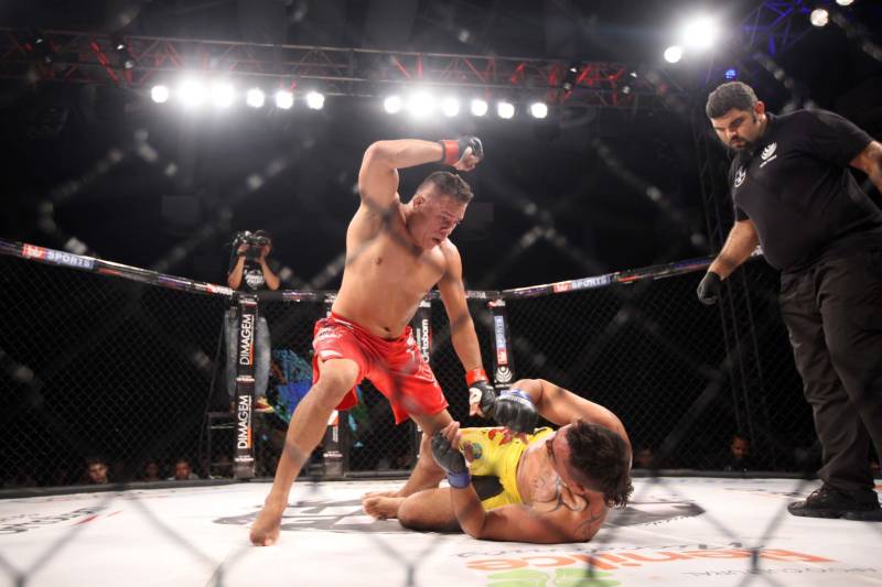 O mundo do MMA conheceu neste sábado os novos guerreiros paraenses. Dos 34 lutadores que entraram no octógono do Jungle Fight 93, 31 representaram o estado. Destaque para Ivanildo Monstrinho e Francisco Figueiredo, que conquistaram os cinturões interinos das categorias 57kg e 61kg, respectivamente, diante do público que lotou o Centro de Convenções da Amazônia – Hangar, com apoio da Secretaria de Estado de Esporte e Lazer.
FOTO: THIAGO GOMES / AG. PARÁ
DATA: 28.04.2018
BELÉM - PARÁ <div class='credito_fotos'>Foto: Thiago Gomes /Ag. Pará | <a href='/midias/2018/originais/06e06491-fdee-46f3-888e-b3f001aafa51.jpg' download><i class='fa-solid fa-download'></i> Download</a></div>