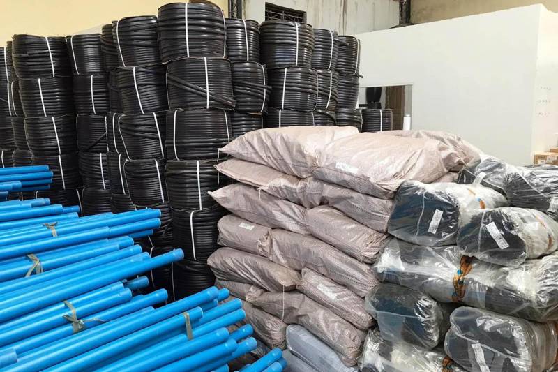 A Empresa de Assistência Técnica e Extensão Rural do Estado do Pará (Emater-Pará), proponente do Projeto de Fortalecimento da Cadeia Produtiva do Açaí Irrigado, identificado no Plano de Desenvolvimento Regional Sustentável do Xingu (PDRS/Xingu), como projeto 276/2017, recebeu ontem (11/12), por meio do escritório regional de Altamira, no oeste paraense, uma série de equipamentos e materiais destinados a seis municípios, que irão beneficiar 30 famílias produtoras.

FOTO: ASCOM EMATER
DATA: 12.12.2018
ALTAMIRA - PARÁ <div class='credito_fotos'>Foto: ASCOM EMATER   |   <a href='/midias/2018/originais/06e21ce0-edfe-4502-a1ba-9535bbfa0096.jpg' download><i class='fa-solid fa-download'></i> Download</a></div>