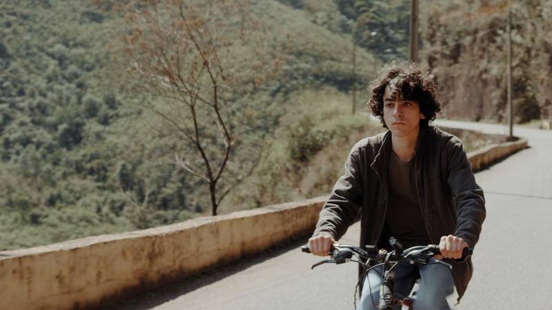 Na quinta-feira (21), às 20 h, o filme “Arábia” (foto), dirigido por Affonso Uchoa e João Dumans, terá sua estreia no Cine Líbero Luxardo, da Fundação Cultural do Pará (FCP), em Belém. A produção de 2017 integra as sessões regulares do cinema, apresentando a vida do operário brasileiro por meio da trajetória do personagem Cristiano. Em Ouro Preto (Minas Gerais), um jovem - interpretado por Murilo Caliari - encontra por acaso o diário de um metalúrgico, Cristiano (interpretado por Aristides de Sousa), que sofreu um acidente. As memórias do operário levam o jovem a uma jornada pelas condições de vida de trabalhadores marginalizados.
FOTO: DIVULGAÇÃO
DATA: 20.06.2018
BELÉM - PARÁ <div class='credito_fotos'>Foto: Divulgação | <a href='/midias/2018/originais/06e5c594-4d83-4907-84f4-ada0922f80db.jpg' download><i class='fa-solid fa-download'></i> Download</a></div>
