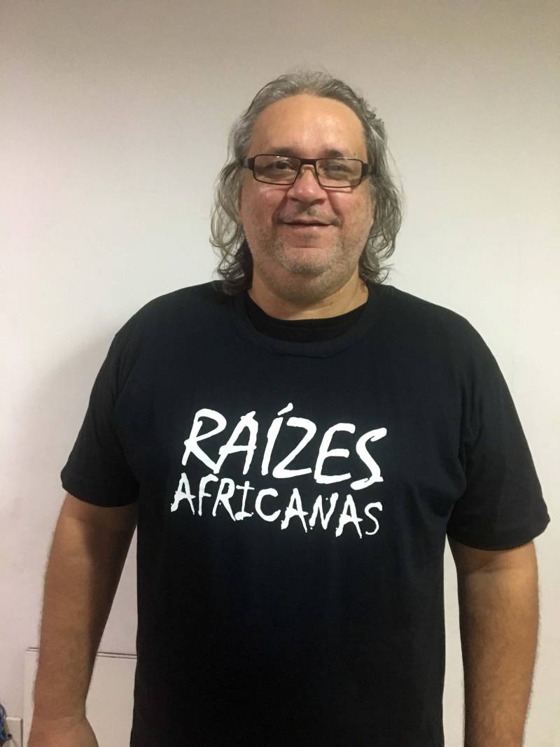 Neste domingo (20), um grupo de cinco professores da rede pública e particular de ensino vão estar reunidos no auditório Ismael Nery, da Fundação Cultural do Estado do Pará, das 7h30 às 13h00, para um ciclo de cinco palestras e debates sobre “Escravidão, Resistência e Raízes Africanas no Brasil”. A equipe de professores reuniu-se para estudos interdisciplinares, a fim de alcançar outros professores e estudantes, e os induzir à reflexão crítica sobre o tema. A iniciativa partiu do historiador Júlio Charchar, autor do livro Memórias da Escravidão Negra no Brasil, que será distribuído gratuitamente a todos os participantes do evento. O evento contará também com a presença do professor Márcio Marçal (foto), que vai abordar as formas de resistência dos escravos no campo e na cidade, utilizando documentos históricos do século XIX, que destacam os abolicionismos e o protagonismo do negro no contexto escravocrata, além de tratar do período pós-abolição e da dinâmica que norteia a exclusão étnico-racial na contemporaneidade.
FOTO: ASCOM / FCP
DATA: 20.05.2018
BELÉM - PARÁ <div class='credito_fotos'>Foto: ASCOM FCP | <a href='/midias/2018/originais/06e60484-f420-4204-a43a-71eb8da8d820.jpg' download><i class='fa-solid fa-download'></i> Download</a></div>