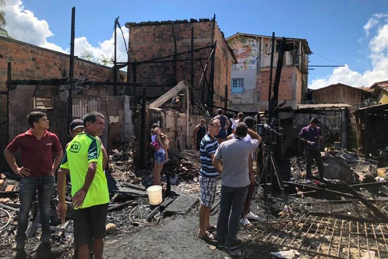 Equipes do Corpo de Bombeiros continuam o trabalho no local do incêndio que ocorreu nesta quinta-feira, 31, na passagem Serrão de Castro, próximo à avenida José Bonifácio, no bairro do Guamá, em Belém.
FOTO: NATÁLIA MELLO / SECOM
DATA: 01.06.2018
BELÉM - PARÁ <div class='credito_fotos'>Foto: NATÁLIA MELLO / SECOM | <a href='/midias/2018/originais/06ee64a5-a84d-447e-9407-365197447983.jpg' download><i class='fa-solid fa-download'></i> Download</a></div>