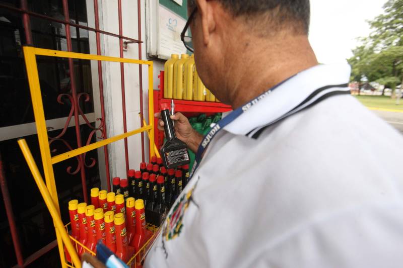 Fiscais da Proteção e Defesa do Consumidor (Procon) da Secretaria de Estado de Justiça e Direitos Humanos ( Sejudh) continuam nas ruas averiguando (foto) a comercialização nos postos de combustíveis da Região Metropolitana de Belém. Na manhã desta terça-feira (5), a atuação do Procon contou com o auxílio de dois fiscais da Agência Nacional do Petróleo, Gás Natural e Biocombustíveis (ANP) “ O objetivo dessa nossa fiscalização é verificar se o desconto de R$ 0,46 no preço do litro do diesel, determinado pelo Governo Federal, está sendo repassado em sua totalidade pelos postos revendedores de combustíveis”, disse o fiscal da ANP, Leônidas Vilhena.

FOTO: MARCELO LELIS / AG. PARÁ
DATA: 05.06.2018
BELÉM - PARÁ <div class='credito_fotos'>Foto: Marcelo Lelis / Ag. Pará   |   <a href='/midias/2018/originais/06fb005e-3d80-49d9-808e-25016cef6fd7.jpg' download><i class='fa-solid fa-download'></i> Download</a></div>