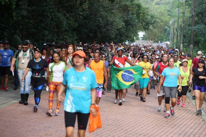 Uma reabertura feita a milhares de mãos. A fita inaugural colocada no inicio da trilha principal do Parque do Utinga foi rompida por mais de cinco mil pessoas ansiosas pelo inicio da caminhada, marcando o segundo dia da programação de reabertura do mais novo espaço paraense de lazer e interatividade com a natureza.
FOTO: SIDNEY OLIVEIRA / AG. PARÁ
DATA: 17.03.2018
BELÉM - PARÁ <div class='credito_fotos'>Foto: Sidney Oliveira/Ag. Pará | <a href='/midias/2018/originais/07027c82-aae4-48b7-a6d1-85dd0f4e51c3.jpg' download><i class='fa-solid fa-download'></i> Download</a></div>