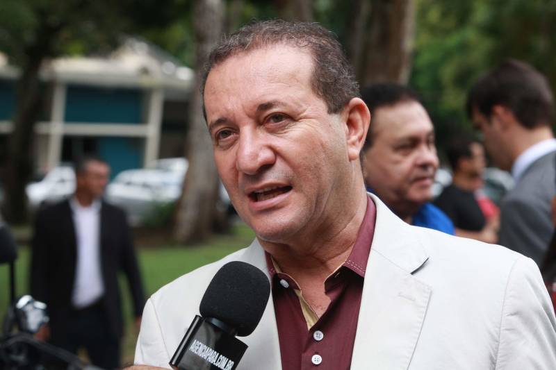Polícia Militar, Guarda Municipal e Secretarias Municipais de Segurança Pública de 17 cidades do interior paraense receberam motos para ampliar o policiamento ostensivo e para atender ocorrências em suas sedes. Os veículos adquiridos pelo Governo do Estado são provenientes de emenda parlamentar de três deputados da Assembleia Legislativa do Pará (ALEPA), e entregues nesta segunda-feira (28) durante cerimônia na sede da Casa Civil, em Belém. Ao todo foram entregues 44 motos do modelo Honda XRE 300 CC, todas com kit sinalizador acústico e visual, rastreador, dois capacetes e queixeiras. Prefeitos, secretários de segurança, representantes das polícias, guardas municipais e deputados estiveram presentes na solenidade e ressaltaram a importância de ampliar a frota de veículos para dar apoio a segurança dos municípios. Na foto, Márcio Miranda, presidente da Alepa.
FOTO: MÁCIO FERREIRA / AG. PARÁ
DATA: 28.05.2018
BELÉM - PARÁ <div class='credito_fotos'>Foto: MÁCIO FERREIRA/ AG. PARÁ | <a href='/midias/2018/originais/0703a742-541a-4af8-a322-359357c3bc7a.jpg' download><i class='fa-solid fa-download'></i> Download</a></div>