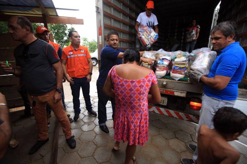 A entrega de mais de 200 cestas básicas às famílias atingidas pelas cheias dos rios Tocantins e Itacaiúnas, em Marabá, no sudeste do Pará, foi a principal ação, neste sábado (17), da força-tarefa montada para prestar atendimento aos desabrigados na região.
FOTO: MÁCIO FERREIRA / AG. PARÁ
DATA: 17.02.2018
MARABÁ - PARÁ <div class='credito_fotos'>Foto: MÁCIO FERREIRA/ AG. PARÁ | <a href='/midias/2018/originais/070804f8-560f-43c1-a5a9-d4a75e018482.jpg' download><i class='fa-solid fa-download'></i> Download</a></div>