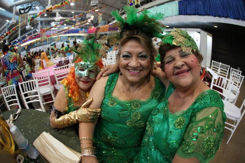 Mais de quatro mil idosos caíram na folia na tarde desta quarta-feira (7), durante o 18° Baile Carnavalesco da Melhor Idade, do projeto Vida Ativa, executado pela Secretaria de estado de Esporte e Lazer (Seel). Uma das grandes atrações foi o concurso que escolheu a “Rainha das Rainhas” da terceira idade, título que este ano ficou com a candidata Lindaura Cardoso, de 63 anos.
FOTO: CARLOS SODRÉ / AG. PARÁ
DATA: 07.02.2018
BELÉM - PARÁ <div class='credito_fotos'>Foto: CARLOS SODRÉ / AG. PARÁ | <a href='/midias/2018/originais/070f19c7-24b7-4269-8281-f0b68e12f230.jpg' download><i class='fa-solid fa-download'></i> Download</a></div>