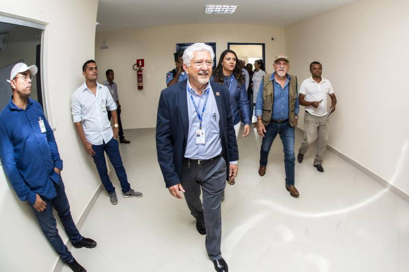 Governador Simão Jatene e comitiva da Uepa durante inauguração do bloco IV, do campus VIII da Uepa, em Marabá, na tarde desta sexta-feira, 6.
FOTO: NAILANA THIELY
DATA: 06.04.18
MARABÁ-PARÁ <div class='credito_fotos'>Foto: Agência Pará | <a href='/midias/2018/originais/071139ce-9846-4e73-9241-b2e9e22ca9c7.jpg' download><i class='fa-solid fa-download'></i> Download</a></div>