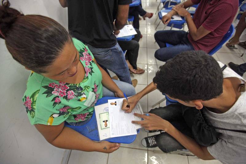 “Perdi todos os documentos na chuva, assim como quase tudo de dentro da casa. Poder tirar os documentos hoje, menos de uma semana depois do desastre e tudo de graça, é bom, chegou na hora certa e vai ajudar muita gente mesmo”. A fala é Adriano Pinheiro, morador do bairro Angelim, um dos 15 afetados pela forte enxurrada que alagou 40% do município de Paragominas, no nordeste paraense, na semana passada. Ele se soma a outras centenas de pessoas que estiveram nesta terça-feira (17), na Escola Municipal Anésia da Costa Chaves, primeiro local da Caravana do ProPaz no município (foto). Semelhante as demais ações do ProPaz Cidadania, o programa está viabilizando no município a emissão de 2ª via de Certidão de Nascimento, Registro Geral (RG), 2ª via de CPF, carteira social (mudança de gênero), fotos para os documentos e a carteira do ID Jovem, que possibilita a jovens de 15 a 29 anos, diversos benefícios, entre eles, meia passagem em trajetos interestaduais.
FOTO: SIDNEY OLIVEIRA / AG. PARÁ
DATA: 17.04.2018
PARAGOMINAS - PARÁ
<div class='credito_fotos'>Foto: Sidney Oliveira/Ag. Pará | <a href='/midias/2018/originais/07122158-fe14-4f2d-a55e-16deac12c99d.jpg' download><i class='fa-solid fa-download'></i> Download</a></div>