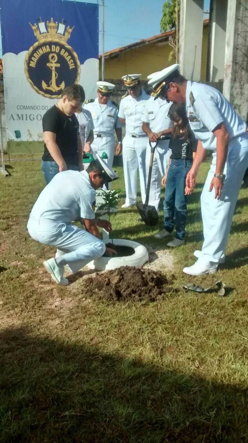 O Comando do 4º Distrito Naval da Marinha do Brasil abriu, nesta terça-feira (24), o Programa Forças no Esporte (Profesp), com uma programação no Centro de Instrução Almirante Braz de Aguiar (Ciaba), no Distrito de Icoaraci, em Belém. O programa, criado pelo Ministério da Defesa, atende 23 mil estudantes em vulnerabilidade social, de escolas públicas no País, com atividades esportivas e educativas em espaços da Marinha do Brasil, Aeronáutica e Exército Brasileiro. Em Belém, são beneficiados pelo programa, por meio do 4º Distrito Naval, cerca de 500 estudantes de 7 a 18 anos de 12 escolas estaduais e municipais no contraturno das aulas regulares. A cerimônia presidida pelo comandante do 4º Distrito Naval, vice-almirante Edervaldo de Abreu Filho enalteceu a participação dos alunos de escolas públicas, e lembrou que também estudou nas chamadas “escolas de governo”.
FOTO: RAI PONTES / ASCOM SEDUC
DATA: 24.04.2018
BELÉM - PARÁ <div class='credito_fotos'>Foto: Rai Pontes/Ascom Seduc | <a href='/midias/2018/originais/07135691-e9d0-44aa-974f-74a59d845d86.jpg' download><i class='fa-solid fa-download'></i> Download</a></div>