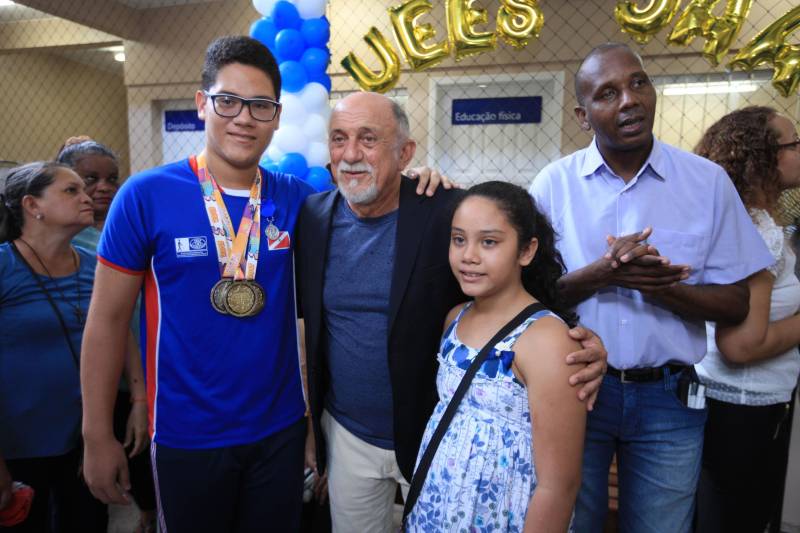 "Hoje vim para uma agenda de inauguração, mas vivi uma experiência de amor, que emana em cada ação dos alunos, professores, direção e de cada um que faz parte desta escola que se torna tão especial porque tem alma". A declaração foi feita pelo governador Simão Jatene (foto), nesta terça, 27, durante a inauguração da obra de reforma e ampliação da Escola Álvares de Azevedo, localizada no Bairro de Batista Campos, em Belém. O governador transformou a inauguração em uma grande confraternização. Passou a tarde na Escola e fez questão de cantar e dançar com os alunos, que expressaram muita gratidão pela obra. Atendendo atualmente 436 alunos, a “Álvares de Azevedo” é uma Unidade Especializada dedicada à educação de estudantes com deficiência visual, e que trabalha nos eixos da educação e da habilitação.
FOTO: MÁCIO FERREIRA / AG. PARÁ
DATA: 27.03.2018
BELÉM - PARÁ <div class='credito_fotos'>Foto: MÁCIO FERREIRA/ AG. PARÁ | <a href='/midias/2018/originais/07141c37-86ab-4a37-9e03-b4132f6720fe.jpg' download><i class='fa-solid fa-download'></i> Download</a></div>