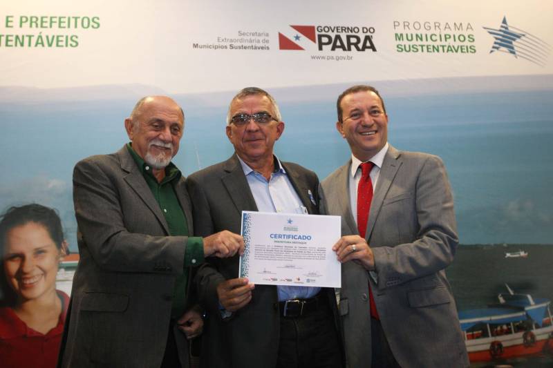 Cento e quarenta e um gestores municipais que aderiram ao Programa Municípios Sustentáveis participam da terceira reunião do Fórum Permanente de Prefeitas e Prefeitos dos Municípios Sustentáveis. O evento começou na manhã desta quarta-feira (7), no auditório do Hangar Convenções e Feiras da Amazônia. A programação segue até esta quinta-feira (8). Com o tema “Gestão Compartilhada”, o evento traz as experiências e os desdobramentos das agendas governamentais que foram planejadas em parceria com as gestões municipais. Durante o encontro também está sendo apresentado o balanço das ações e resultados do Programa Municípios Sustentáveis (PMS), da Secretaria Extraordinária de Municípios Sustentáveis (Semsu), que propõe a sustentabilidade dos municípios em âmbito global, a gestão e ajuste fiscal, até as grandes obras de infraestrutura. Os projetos respeitam a realidade e peculiaridades de cada território, com ações ancoradas nos planos governamentais Pará 2030, Pará Ambiental e Pará Social.

FOTO: SIDNEY OLIVEIRA / AG PARÁ
DATA: 07.02.2018
BELÉM - PARÁ <div class='credito_fotos'>Foto: Sidney Oliveira/Ag. Pará   |   <a href='/midias/2018/originais/071eb9e3-20ed-4e03-9155-6765291880fb.jpg' download><i class='fa-solid fa-download'></i> Download</a></div>