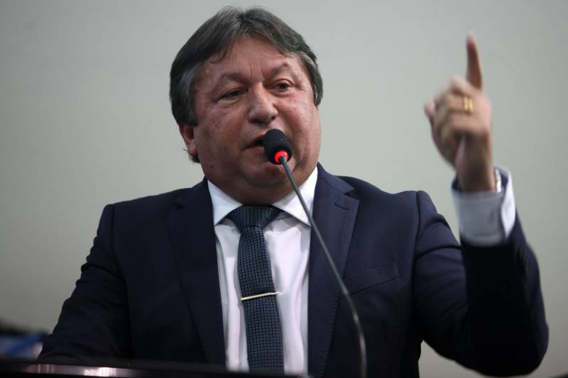 O governador Simão Jatene entregou, na manhã desta terça-feira (6), a "Mensagem Governamental do Pará à Assembleia Legislativa 2018", em sessão especial que abriu os trabalhos da Casa no exercício 2018. A leitura do documento destacou os principais resultados alcançados pelo governo no ano anterior e fez prognósticos de obras e serviços previstos para este ano. Na foto, o deputado estadual Eliel Faustino.
FOTO: ANTONIO SILVA / AG. PARÁ
DATA: 06.02.2018
BELÉM - PARÁ <div class='credito_fotos'>Foto: Antônio Silva/Ag. Pará | <a href='/midias/2018/originais/07209e84-f8ba-49f4-a6a6-f89e76946a5d.jpg' download><i class='fa-solid fa-download'></i> Download</a></div>