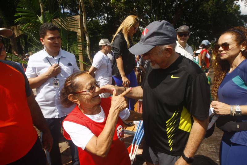 Uma reabertura feita a milhares de mãos. A fita inaugural colocada no inicio da trilha principal do Parque do Utinga foi rompida por mais de cinco mil pessoas ansiosas pelo inicio da caminhada, marcando o segundo dia da programação de reabertura do mais novo espaço paraense de lazer e interatividade com a natureza. Misturado aos populares, o governador Simão Jatene andou os quatro quilômetros que separam a entrada do parque ao seu ponto final, o Recanto da Volta.
FOTO: THIAGO GOMES / AG. PARÁ
DATA: 17.03.2018
BELÉM - PARÁ <div class='credito_fotos'>Foto: Thiago Gomes /Ag. Pará | <a href='/midias/2018/originais/072361aa-e002-4a77-a51b-6f55cb9c5b7b.jpg' download><i class='fa-solid fa-download'></i> Download</a></div>