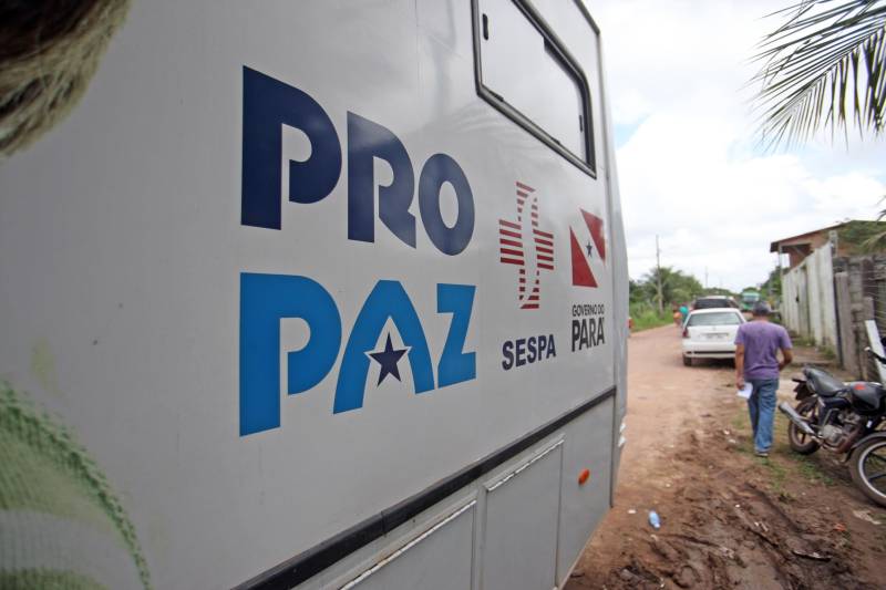 Aos 22 anos, Cláudio Cardoso está desempregado e procura um trabalho para sustentar o filho. Neste domingo (11) ele aproveitou a presença da Caravana Pro Paz no município de Barcarena, distante 15 quilômetros da capital, para retirar seus documentos e até aproveitou para cortar os cabelos. Na segunda-feira (12) pretende sair em busca de um emprego. Ele é um dos mil beneficiados pelos atendimentos feitos na cidade pela Caravana Pro Paz, uma ação do Governo do Pará, que busca garantir o acesso da população mais carente a serviços de atenção às necessidades básicas do cidadão, como atendimentos médicos, exames, vacinação, entre outros, com ações de mobilização em diversas regiões e municípios, a fim de fortalecer a cidadania paraense. “Os documentos e aparências são muito importantes para conseguir um trabalho, por isso estou aproveitando para fazer tudo para na segunda-feira continuar procurando emprego”, comentou Claudio. Ele está separado e quer encontrar um trabalho para sustentar o filho. A Caravana Pro Paz está iniciando os trabalhos em 2018 por Barcarena, nas comunidades de Vila Nova, Bom futuro e Burajuba afetadas pelo transbordamento de rejeitos da Hydro Alunorte, no início deste mês. Os serviços de retirada de documentos (Certidão de Nascimento, RG, Registro Social, ID Jovem), atendimento médico (pediatria, ginecologia e clínica geral), consulta jurídica, exames vacinas e cortes de cabelo foram ofertados em parceria com a Prefeitura do município.
FOTO: IGOR BRANDÃO / AG PARÁ
11.03.2018
BARCARENA - PARÁ <div class='credito_fotos'>Foto: IGOR BRANDÃO / AG. PARÁ | <a href='/midias/2018/originais/07240eba-193b-4218-84de-73df060099e5.jpg' download><i class='fa-solid fa-download'></i> Download</a></div>
