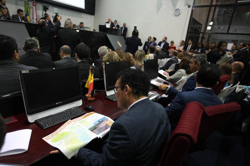 O governador Simão Jatene entregou, na manhã desta terça-feira (6), a "Mensagem Governamental do Pará à Assembleia Legislativa 2018", em sessão especial que abriu os trabalhos da Casa no exercício 2018. A leitura do documento destacou os principais resultados alcançados pelo governo no ano anterior e fez prognósticos de obras e serviços previstos para este ano.
FOTO: ANTONIO SILVA / AG. PARÁ
DATA: 06.02.2018
BELÉM - PARÁ <div class='credito_fotos'>Foto: Antônio Silva/Ag. Pará | <a href='/midias/2018/originais/07264007-9187-42e5-888b-bd3f7d3eae9c.jpg' download><i class='fa-solid fa-download'></i> Download</a></div>