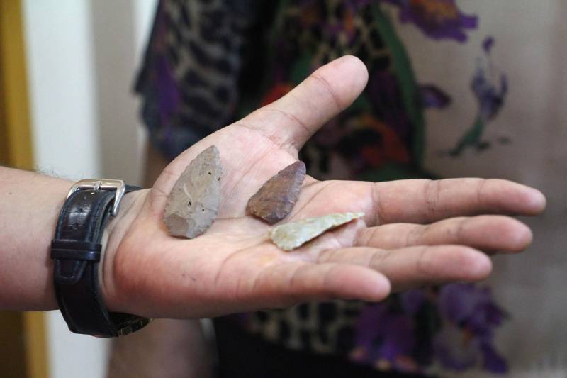 Na manhã desta sexta-feira, 11, a Secretária Estadual de Municípios Sustentáveis, Izabela Jatene, esteve na Fundação Casa da Cultura de Marabá (FCCM), para conversar com a coordenação sobre o fortalecimento da área de pesquisa da instituição. Em Marabá o foco foi o desenvolvimento da pesquisa desenvolvida pela Fundação Casa da Cultura, que precisa de parcerias para fortalecer esse importante trabalho. A instituição já soma o levantamento de 400 sítios arqueológicos e mais de um milhão de artefatos, segundo informações do coordenador do Núcleo de Arqueologia de Marabá, Marlon Prado.
FOTO: ANTONIO MACEDO / DIVULGAÇÃO
DATA: 11.05.2018
MARABÁ - PARÁ <div class='credito_fotos'>Foto: ANTONIO MACEDO / DIVULGAÇÃO | <a href='/midias/2018/originais/0726de61-7688-4581-bedf-236b8f6a6875.jpg' download><i class='fa-solid fa-download'></i> Download</a></div>