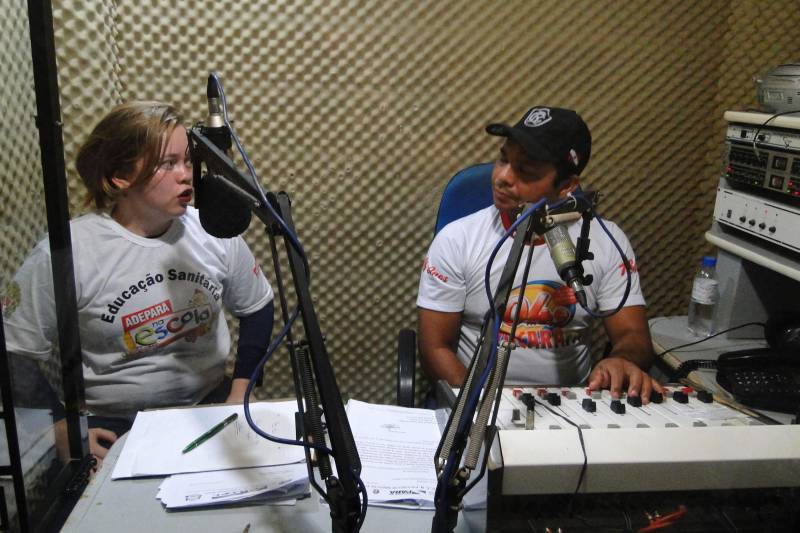 Conscientizar a população para adoção de medidas que contribuam para a prevenção e controle da raiva foi o objetivo da ação educativa realizada pela Agência de Defesa Agropecuária do Estado do Pará (Adepará) nos municípios de Melgaço, Portel e Breves, localizados no Arquipélago do Marajó. A ação, que ocorreu no período de 4 a 8 de junho, foi voltada para estudantes, produtores, agentes comunitários de saúde e a comunidade em geral. Na foto, o médico veterinário da Adepará, Clóvis Carneiro.
FOTO: ASCOM ADEPARÁ
DATA: 08.05.2018
MELGAÇO - PARÁ <div class='credito_fotos'>Foto: ASCOM ADEPARÁ | <a href='/midias/2018/originais/07299cf4-7d53-4c90-8081-48de3f458d30.jpg' download><i class='fa-solid fa-download'></i> Download</a></div>