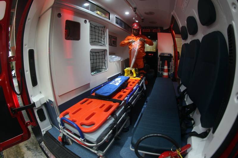 Para auxiliar no atendimento de vítimas de acidentes automobilisticos, o Corpo de Bombeiros Militar do Pará recebeu do Governo do Estado nesta quarta-feira (04), três ambulâncias de resgate, por conta de emendas parlamentares, que serão destinadas aos municípios de Parauapebas, Castanhal e Belém. A cerimônia de entrega, realizada no auditório da Casa Civil, teve a presença do Secretário de Segurança Pública e Defesa social (Segup), Luiz Fernandes, dos deputados estaduais Milton Campos, Gesmar Costa, Cel. Neil e Jaques Neves, além do Comandante do Corpo de Bombeiros Militar, Zanelli Antônio Melo. As ambulâncias são unidades de resgate tipo C para atendimento pré-hospitalar de vítimas de acidentes de trânsito, totalmente registradas pelo Ministério da Saúde; equipadas com material de suporte básico e material de desencaceramente - que auxilia nos acidentes quando as vítimas ficam presas em ferragens. No mês passado o Corpo de Bombeiros recebeu mais quinze veículos, desta vez, de vistoria e uma policlínica.
FOTO: THIAGO GOMES / AG. PARÁ
DATA: 04.04.2018
BELÉM - PARÁ <div class='credito_fotos'>Foto: Thiago Gomes /Ag. Pará | <a href='/midias/2018/originais/07377ac7-317c-4a4a-88ac-f9edb2bee016.jpg' download><i class='fa-solid fa-download'></i> Download</a></div>