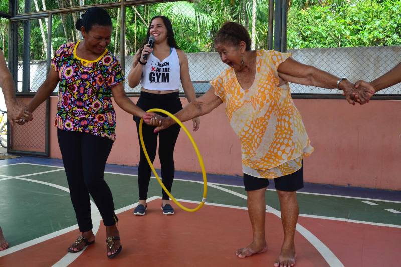 Há três anos, a Escola Municipal “Dr. Lauro Chaves”, na comunidade Baía do Sol, no Distrito de Mosqueiro, em Belém, promove a “Semana da Família”, com atividades que integram profissionais da unidade, pais e alunos. A última edição do evento contou com a participação mais efetiva da Polícia Militar e de um maior número de familiares.
FOTO: ELIELSON MODESTO / ASCOM SEGUP
DATA: 12.05.2018
MOSQUEIRO - PARÁ <div class='credito_fotos'>Foto: Elielson Modesto / Ascom Segup | <a href='/midias/2018/originais/073e1a00-be70-478b-a30f-1d39aab20080.jpg' download><i class='fa-solid fa-download'></i> Download</a></div>