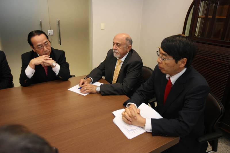 As relações comerciais e culturais entre o Pará e o Japão, além da possibilidade de novos investimentos em áreas estratégicas como infraestrutura viária, saúde e educação estiveram em pauta durante encontro entre o novo Embaixador do Japão no Brasil, Akira Yamada, e o governador Simão Jatene. A reunião ocorreu na tarde desta segunda-feira (28), no Palácio do Governo, em Belém. O representante do governo japonês e comitiva vieram ao Estado para uma série de visitas aos empreendimentos e comunidades Nikkeis em função dos 110 anos da Imigração Japonesa no Brasil. “Viemos agradecer a parceria e a relação do Pará com toda a comunidade japonesa que aqui reside. São pessoas que contribuíram e que continuam trabalhando para o desenvolvimento do Estado”, afirmou o embaixador Akira Yamada. Na foto (esq/dir), o Cônsul-Principal do Consulado do Japão em Belém, Keiji Hamada, o governador do Pará, Simão Jatene e o novo Embaixador do Japão no Brasil, Akira Yamada.
FOTO: ANTÔNIO SILVA / AG. PARÁ
DATA: 28.05.2018
BELÉM - PARÁ <div class='credito_fotos'>Foto: Antônio Silva/Ag. Pará | <a href='/midias/2018/originais/07432fdc-ead6-4441-9423-4aea58af49b9.jpg' download><i class='fa-solid fa-download'></i> Download</a></div>
