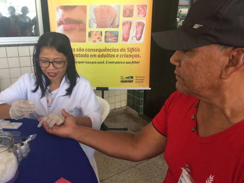 O Hospital Regional do Sudeste do Pará - Dr. Geraldo Veloso (HRSP), em Marabá (PA), foi uma das instituições que receberam o posto volante do Centro de Testagem e Aconselhamento (CTA) pela campanha "Dezembro Vermelho". Nesta quinta-feira, 13, usuários ambulatoriais e colaboradores da Unidade participaram da ação, que ofereceu testes rápidos para detectar casos de sífilis, HIV/Aids, hepatite B e hepatite C. Domingos Pinheiro é morador de Serra Pelada, no município de Curionópolis. Ele aproveitou que estava na unidade acompanhando a esposa em um exame, para realizar os testes. "Logo que soube que ia ter a ação, aceitei o convite para fazer o exame. A gente pode pensar que está bom, mas só sabe quando passa pelo médico mesmo", disse o servente. Na foto, Domingos Pinheiro (boné).

FOTO: ASCOM / HRSP
DATA: 13.12.2018
MARABÁ - PARÁ <div class='credito_fotos'>Foto: ASCOM HRSP   |   <a href='/midias/2018/originais/07581142-4412-46fe-9159-573e7f9cfb5f.jpg' download><i class='fa-solid fa-download'></i> Download</a></div>