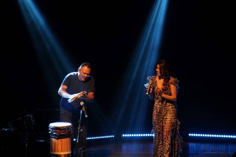 “Conexão Amazônia - Márcio Jardim e Convidados” é o show que o percussionista paraense Márcio Jardim (e) apresentará nesta quarta-feira (09), às 20 h, no Teatro Margarida Schivasappa, em comemoração aos seus 20 anos de carreira. Entre os vários convidados estão o Grupo Tamboriara e músico Jacinto Kahwage. O show de Márcio Jardim foi contemplado no Edital Pauta Livre 2018, do Programa Seiva, da Fundação Cultural do Pará (FCP). Para o artista, o show será um encontro de percussionistas. “A expectativa é das melhores possíveis. Eu comecei a tocar desde novo e fui fazendo muitos amigos. A ideia é fazer esse primeiro show voltado mais para a percussão, como se fosse um mini encontro de percussão”, conta Márcio Jardim.
FOTO: DIVULGAÇÃO
DATA: 07.05.2018
BELÉM - PARÁ <div class='credito_fotos'>Foto: Divulgação | <a href='/midias/2018/originais/075c985d-9f71-40d9-bf34-84cfe23ca5e4.jpg' download><i class='fa-solid fa-download'></i> Download</a></div>