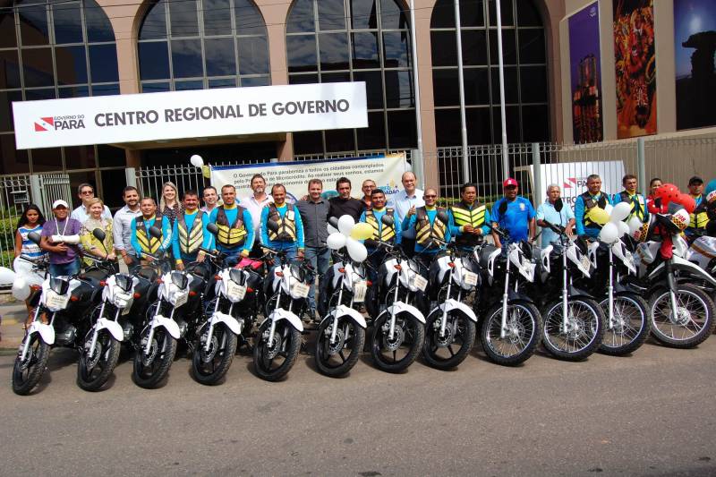 A categoria de mototaxistas permissionários, que realiza o transporte de passageiros em Santarém, na região oeste do Pará, foi beneficiada nesta quarta-feira (4), com a entrega de motocicletas financiadas a partir do programa de microcrédito do Governo do Estado, o CredCidadão.
FOTO: WILLIAM SANTOS / ASCOM CRGBA
DATA: 04.07.2018
SANTARÉM - PARÁ <div class='credito_fotos'>Foto: WILLIAM SANTOS / ASCOM CRGBA | <a href='/midias/2018/originais/07659b46-35b0-47db-8310-e4af0fe79369.jpg' download><i class='fa-solid fa-download'></i> Download</a></div>