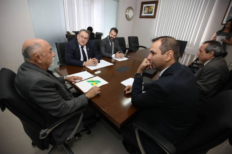 O governo do Pará e o Banco da Amazônia assinaram nesta quarta-feira, 25, um Protocolo de Intenções para união de esforços e atuação compartilhada para o desenvolvimento sustentável do Estado. A assinatura do documento aconteceu no Palácio dos Despachos, com a presença do governador Simão Jatene, do presidente do Banco da Amazônia, Valdecir Tose, do superintendente regional do banco no Pará, Luiz Lourenço Neto, e do secretário de estado de Desenvolvimento Econômico, Mineração e Energia, Eduardo Leão. O documento reforça a parceria existente entre as instituições, prevendo a realização de ações integradas, alinhadas aos Planos de Aplicação de Recursos do Fundo Constitucional de Financiamento do Norte (FNO) e de Aplicação dos Recursos Financeiros do Estado para 2018. “Queremos também mobilizar e integrar as classes produtoras e demais parceiros institucionais para aplicação dos recursos de fomento, em apoio ao desenvolvimento dos setores produtivos do Pará, em bases mais sustentáveis”, disse Valdecir Tose, presidente do Banco da Amazônia.
FOTO: ANTÔNIO SILVA / AG. PARÁ
DATA: 25.04.2018
BELÉM - PARÁ <div class='credito_fotos'>Foto: Antônio Silva/Ag. Pará | <a href='/midias/2018/originais/0765b06d-6354-483f-babf-68e2abffadf7.jpg' download><i class='fa-solid fa-download'></i> Download</a></div>