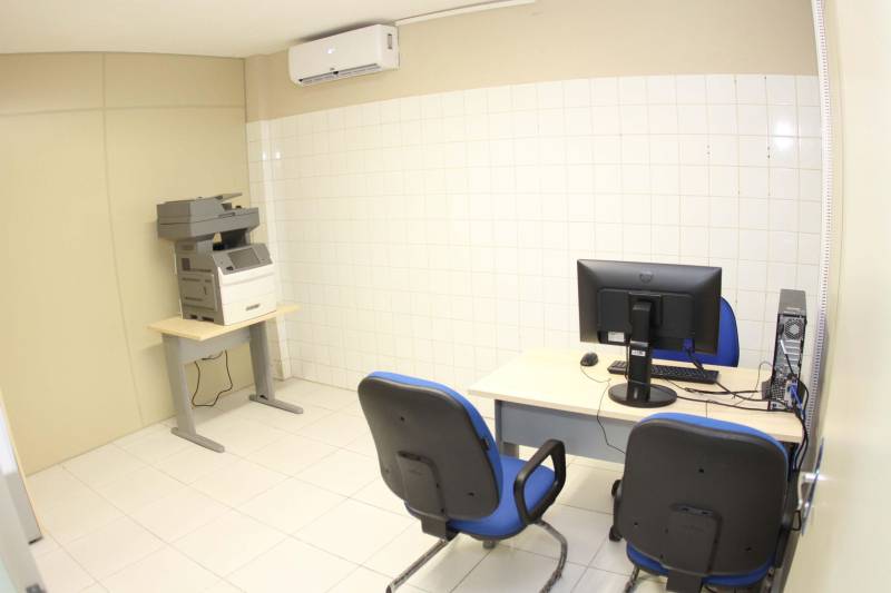 Sempre que algum caso ligado à segurança envolvendo crianças ou adolescentes acontecia em Ananindeua, Marituba ou municípios vizinhos, os agentes eram obrigados a se deslocar ate Belém. Os municípios da Região Metropolitana não dispunham de uma unidade da Data, Divisão de Atendimento ao Adolescente. E nesta quarta-feira, 30, esse problema acabou. O Governo do Pará inaugurou as novas instalações da 2ª Data do Pará, na Rodovia Mario Covas, em Ananindeua. Vinculada à Diretoria de Atendimento a Grupos Vulneráveis, a unidade terá circunscrição em Ananindeua, Marituba, Benevides e Santa Bárbara do Pará. 

FOTO: CRISTINO MARTINS / AG. PARÁ
DATA: 30.05.2018
 <div class='credito_fotos'>Foto: Cristino Martins/Ag. Pará   |   <a href='/midias/2018/originais/0766f71b-4275-4d99-a382-c2f35c784595.jpg' download><i class='fa-solid fa-download'></i> Download</a></div>