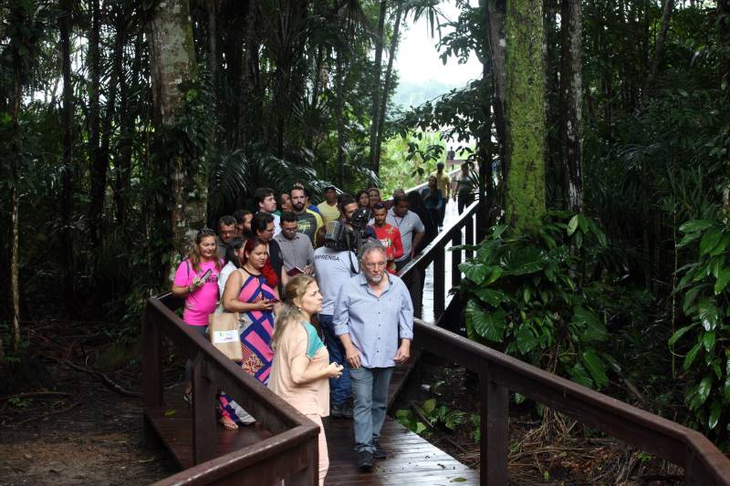 Jornalistas, influenciadores digitais e membros da sociedade civil organizada participaram, nesta quinta-feira (15), da visita guiada ao Parque Estadual do Utinga (Peut) que será inaugurado na sexta-feira (16), às 16h30. Os convidados foram recebidos pelo secretário estadual de Cultura, o arquiteto Paulo Chaves; pelo presidente do Ideflor-bio, Thiago Novaes; pelo gerente do Peut, Julio Meyer; pelo secretário de comunicação, Daniel Nardin e pelo representante da diretoria da Unidade de Conservação do Parque, Wendel Andrade. O evento começou às 9h com a apresentação das melhorias feitas no espaço durante as obras, dos serviços que funcionarão no local e de algumas normas de utilização desse novo equipamento.
FOTO: SIDNEY OLIVEIRA / AG. PARÁ
DATA: 15.03.2018
BELÉM - PARÁ <div class='credito_fotos'>Foto: Sidney Oliveira/Ag. Pará | <a href='/midias/2018/originais/076c89c1-887f-48ee-b030-c247daa86737.jpg' download><i class='fa-solid fa-download'></i> Download</a></div>