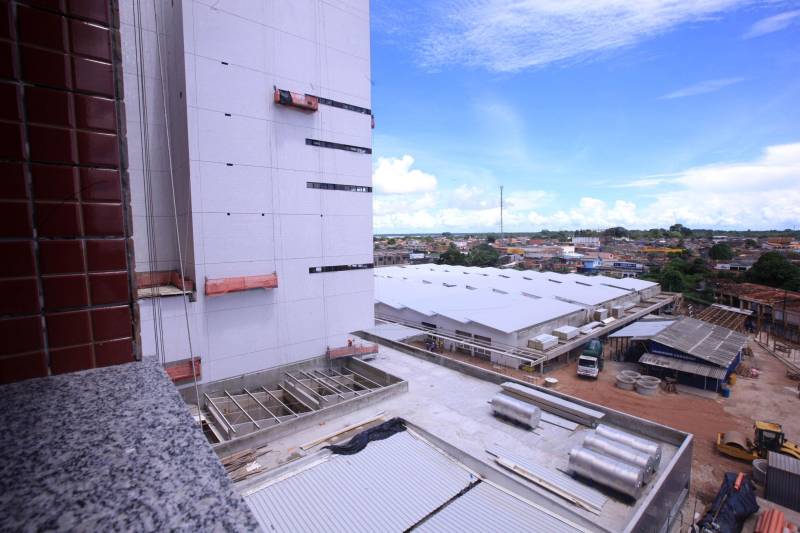 Construção do novo hospital Doutor Abelardo Santos, empreendimento do Governo do Estado sob a coordenação da Secretaria de Estado de Desenvolvimento Urbano e Obras Públicas (Sedop). A obra avançou e está com 70% de serviços executados, sendo que 500 homens trabalham distribuídos em turnos de segunda a sábado, de 7h às 22 horas.
FOTO: RODOLFO OLIVEIRA / AG. PARÁ
DATA: 11.04.2018
BELÉM - PARÁ <div class='credito_fotos'>Foto: Rodolfo Oliveira/Ag. Pará | <a href='/midias/2018/originais/076ef5ba-3ff5-4013-8ea3-edf0a91ee241.jpg' download><i class='fa-solid fa-download'></i> Download</a></div>
