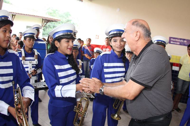 Um painel, no pátio da Escola Estadual de Ensino Médio Ruth Guimarães Ferreira, no distrito de Murinim, em Benevides, mostra 16 alunos da unidade aprovados nos últimos vestibulares. Desses, 12 irão estudar na Universidade Federal do Pará (UFPA). São os primeiros resultados de um processo que começou há nove meses, quando a escola entrou em reforma e ampliação. A nova “Ruth Guimarães Ferreira” foi entregue oficialmente nesta segunda-feira, 26, pelo governador Simão Jatene. Reformada e ampliada, a escola tem agora seis salas de aula; quatro laboratórios (multiuso, multidisciplinar, informática e de leitura); cozinha; refeitório e dispensa; quadra poliesportiva, vestiários feminino e masculino; área de convivência; sala para Atendimento Educacional Especializado (AEE) e acessos para pessoas com deficiência. Espaços de sobra para seus 892 alunos, distribuídos em três turnos do Ensino Médio. A obra custou R$ 2,446 milhões.
FOTO: CRISTINO MARTINS / AG. PARÁ
DATA: 26.03.2018
BENEVIDES - PARÁ <div class='credito_fotos'>Foto: Cristino Martins/Ag. Pará | <a href='/midias/2018/originais/07741440-03ec-43d4-895e-ba3d9b7e6dc4.jpg' download><i class='fa-solid fa-download'></i> Download</a></div>