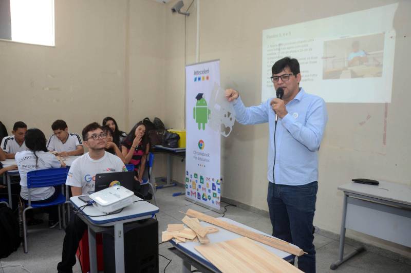 Que tal assistir uma aula sobre a tabela periódica de elementos químicos em que se pode conferir virtualmente a presença deles em objetos e situações do dia a dia? Aliar o uso da tecnologia no processo de aprendizado tornou-se realidade para 42 estudantes do 1º ano do Ensino Médio/Tempo Integral da Escola Estadual Dr. Ulysses Guimarães, no centro de Belém, nesta sexta-feira (23) com a implantação pela Secretaria de Estado de Educação (Seduc) do programa Sedutec. A aula de química inaugurou, na rede estadual de ensino, o Sedutec - programa de aplicação das ferramentas e serviços da plataforma digital Google for Education. Na foto, o gestor da Inteceleri, Walter Oliveira Júnior.
FOTO: ELISEU DIAS / ASCOM SEDUC
DATA: 24.03.2018
BELÉM - PARÁ <div class='credito_fotos'>Foto: Eliseu Dias / Ascom Seduc | <a href='/midias/2018/originais/07767621-a549-469e-8226-9500d8adb99f.jpg' download><i class='fa-solid fa-download'></i> Download</a></div>