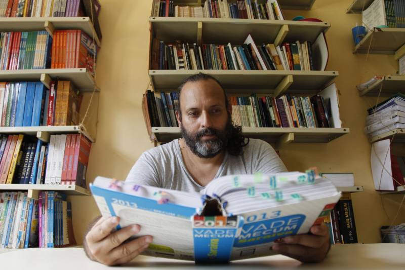 Chegar a uma faculdade e concluir um curso superior é um sonho acalentado pela maioria dos brasileiros. Dentro dos presídios, esse sonho tem um significado ainda maior: é a oportunidade de começar uma nova vida e voltar ao convívio social. No ano passado, sete detentos custodiados no Presídio Estadual Metropolitano I (PEM I), dentro do Complexo Penitenciário de Marituba, na Região Metropolitana de Belém, foram aprovados no Programa Universidade para Todos (Prouni), do Ministério da Educação (MEC). Criado pelo governo federal em 2004, o Prouni oferece bolsas de estudo integrais e parciais em instituições privadas de educação superior. No Pará, 40 internos foram inscritos no programa e, até o momento, sete foram aprovados. Na foto, o detento Carlos Brito de Carvalho, 44 anos.
FOTO: AKIRA ONUMA / ASCOM SUSIPE
DATA: 21.03.2018
BELÉM - PARÁ <div class='credito_fotos'>Foto: Akira Onuma / Ascom Susipe | <a href='/midias/2018/originais/077f874e-fca6-41bc-95cf-70a32a62a171.jpg' download><i class='fa-solid fa-download'></i> Download</a></div>