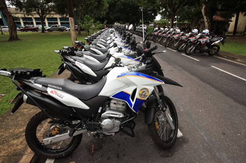 Polícia Militar, Guarda Municipal e Secretarias Municipais de Segurança Pública de 17 cidades do interior paraense receberam motos (foto) para ampliar o policiamento ostensivo e para atender ocorrências em suas sedes. Os veículos adquiridos pelo Governo do Estado são provenientes de emenda parlamentar de três deputados da Assembleia Legislativa do Pará (ALEPA), e entregues nesta segunda-feira (28) durante cerimônia na sede da Casa Civil, em Belém. Ao todo foram entregues 44 motos do modelo Honda XRE 300 CC, todas com kit sinalizador acústico e visual, rastreador, dois capacetes e queixeiras. Prefeitos, secretários de segurança, representantes das polícias, guardas municipais e deputados estiveram presentes na solenidade e ressaltaram a importância de ampliar a frota de veículos para dar apoio a segurança dos municípios.
FOTO: MÁCIO FERREIRA / AG. PARÁ
DATA: 28.05.2018
BELÉM - PARÁ <div class='credito_fotos'>Foto: MÁCIO FERREIRA/ AG. PARÁ | <a href='/midias/2018/originais/0784d6a5-ed06-4d27-8dac-f0c2dc04f520.jpg' download><i class='fa-solid fa-download'></i> Download</a></div>