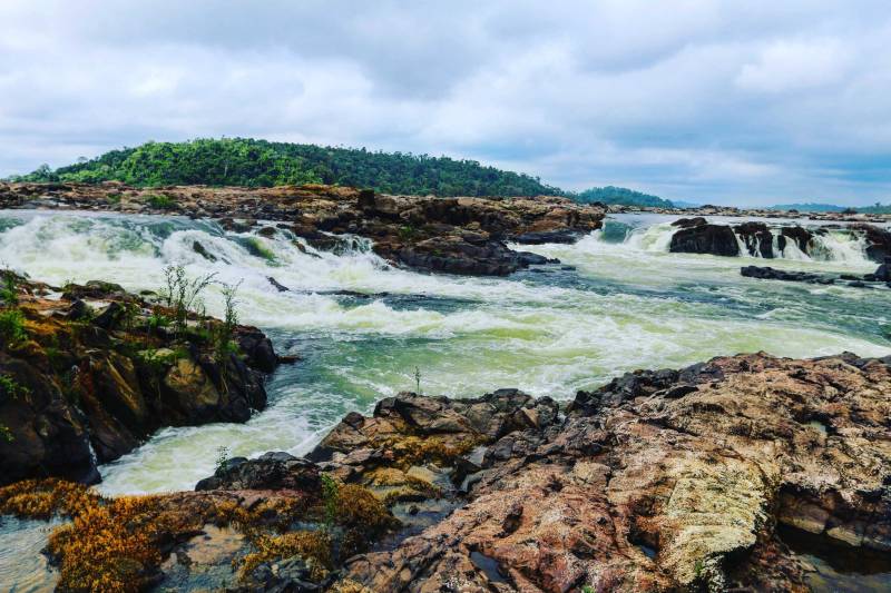 Uma viagem a trabalho para a Região do Xingu, no oeste do Pará, pode ser uma boa ocasião para conhecer belas paisagens, com trilhas, cachoeiras e cavernas guardadas entre a imensidão verde da floresta. Se for neste período do ano melhor ainda, pois a frequência de chuvas aumenta o volume de água das cachoeiras, deixando o cenário mais exuberante e ideal para um mergulho, com o devido registro para exibir aos amigos nas redes sociais. Na foto, região conhecida como Volta Grande do Xingu.
FOTO: WILSON SOARES
DATA: 21.04.2018
BRASIL NOVO - PARÁ <div class='credito_fotos'>Foto: WILSON SOARES | <a href='/midias/2018/originais/078ad6d4-9f9c-4fb3-b59f-c076fc9a9ccf.jpg' download><i class='fa-solid fa-download'></i> Download</a></div>