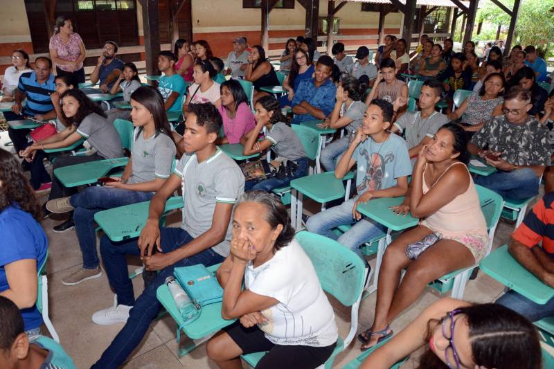Diretores da Secretaria de Estado de Educação (Seduc) e de órgãos do Sistema de Segurança Pública e promotoras do Ministério Público do Estado se reuniram nesta quinta-feira (15) com gestores, professores, estudantes e pais de alunos da Escola Estadual Palmira Gabriel, com o objetivo de definir ações de segurança para a unidade de ensino. A reunião ocorreu na própria escola, na Avenida Augusto Montenegro, em Belém. A primeira ação definida, e logo posta em prática, foi colocar uma viatura do 10º Batalhão de Polícia Militar (10º BPM) em frente à escola, como base do policiamento na área. A viatura será utilizada em ocorrências no bairro, mas retornará sistematicamente à escola nos três turnos de atividades pedagógicas. A Seduc vai providenciar, de acordo com planejamento da comunidade escolar, a construção de um muro nos fundos e a instalação, em breve, de um sistema de monitoramento por câmeras nas dependências da unidade escolar.
FOTO: ELISEU DIAS / ASCOM SEDUC
DATA: 15.03.2018
BELÉM - PARÁ <div class='credito_fotos'>Foto: Eliseu Dias / Ascom Seduc | <a href='/midias/2018/originais/078c9904-dff2-47d0-957c-38944164720c.jpg' download><i class='fa-solid fa-download'></i> Download</a></div>