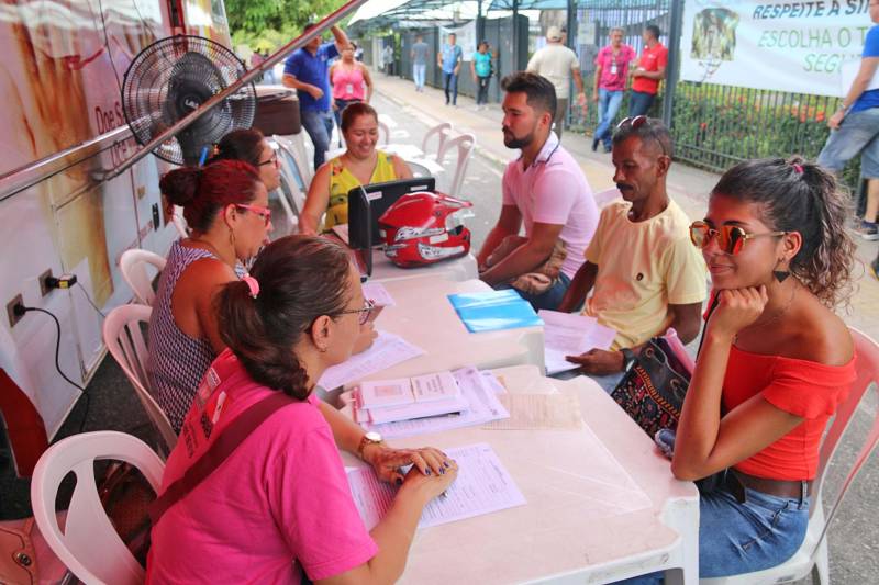 Nesta terça e quarta-feira (27 e 28), a Unidade Móvel da Fundação Centro de Hemoterapia e Hematologia do Pará (Hemopa) estará na área externa do Departamento de Trânsito do Estado (Detran), na Avenida Augusto Montenegro, das 8 às 15 h, com a expectativa de coletar mais de 150 bolsas de sangue nos dois dias. A ação é realizada em um momento considerado crítico. Durante a última semana, a média diária de bolsas de sangue coletadas na sede do Hemopa, em Belém, não chegou a 100, quando o ideal para atender a demanda é conseguir 300 bolsas. Por isso, a instituição está investindo em parcerias para fortalecer a descentralização da coleta de sangue. “Nossa Unidade Móvel vence todas as dificuldades de acesso ao Hemopa. Vamos ao doador, ao invés de o doador vir até a gente”, ressalta a gerente de captação da Fundação Hemopa, Juciara Farias.
FOTO: ASCOM / HEMOPA
DATA: 26.03.2018
BELÉM - PARÁ <div class='credito_fotos'>Foto: Ascom Hemopa | <a href='/midias/2018/originais/078ffcfd-f671-4467-9aa3-f4797cfaf2cd.jpg' download><i class='fa-solid fa-download'></i> Download</a></div>