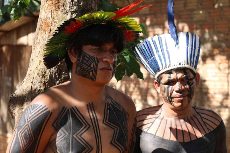 Está quase tudo pronto para a 6ª Semana dos Povos Indígenas, que começa neste domingo (15), em São Félix do Xingu, no sudeste do Pará. Entre os indígenas já presentes em São Félix estão os primos Fetxa (d) e Thaysaka Fulni-ô (e), de Pernambuco.
FOTO: ALDAREY TAMANDARÉ / DIVULGAÇÃO
DATA: 15.04.2018
SÃO FÉLIX DO XINGU - PARÁ <div class='credito_fotos'>Foto: ALDAREY TAMANDARÉ / DIVULGAÇÃO | <a href='/midias/2018/originais/0791781d-b9a5-48d8-acb3-a106b9f2d323.jpg' download><i class='fa-solid fa-download'></i> Download</a></div>