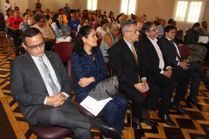 O Núcleo de Articulação e Cidadania (NAC) do Governo do Pará realizou na manhã desta quarta-feira (12), no auditório do Palácio do Governo, a última edição do ano de 2018 do projeto Bate-Papo com o Terceiro Setor (foto). Os temas do encontro foram “Lei do Voluntariado: O que é Necessário Saber”, com o advogado Igor Bezerra, e “Marketing e Comunicação como Ferramenta de Diferenciação às Instituições do Terceiro Setor” com especialista Junior Lopes. A diretora Geral do NAC, Daniele Khayat, abriu o encontro falando sobre a importância que esse projeto teve durante todos esses anos. “O que nós fizemos foi muito importante, esses encontros contribuíram diretamente para a autonomia e gestão das organizações da sociedade civil, por isso que nós devemos nos orgulhar de tudo. Todos nós estamos de parabéns pelo lindo trabalho que foi realizado”.

FOTO: ASCOM / NAC
DATA: 12.12.2018
BELÉM - PARÁ <div class='credito_fotos'>Foto: Ascom NAC   |   <a href='/midias/2018/originais/07921cd1-573c-49af-af31-b34379beee5a.jpg' download><i class='fa-solid fa-download'></i> Download</a></div>