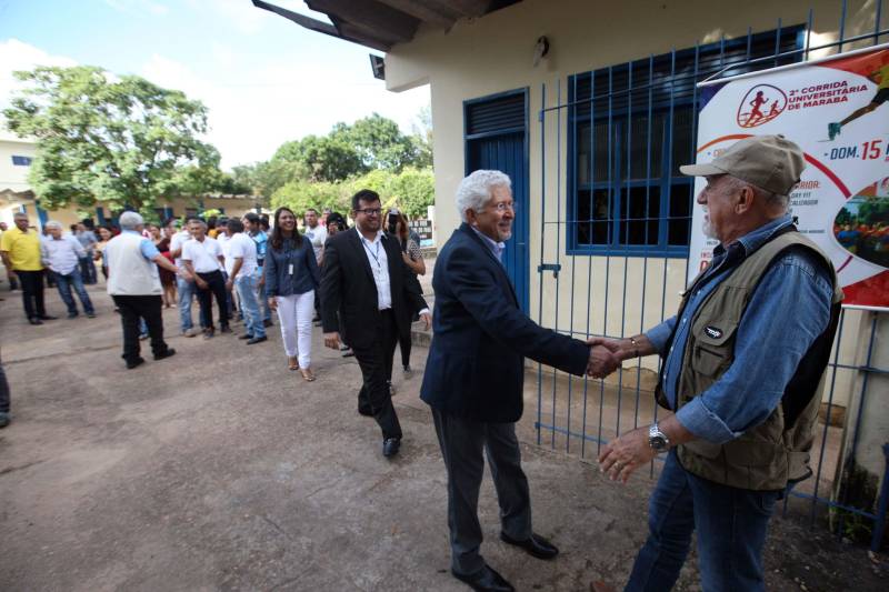 Nesta sexta-feira (6), um dia após completar 105 anos de emancipação, Marabá, município de forte vocação mineral e agrícola que o faz principal centro socioeconômico do sudeste paraense, recebeu importantes obras e serviços do Governo do Estado. Em destaque, investimentos nas áreas da saúde, educação, saneamento básico e segurança. As cerimônias contaram com a presença do governador Simão Jatene, parlamentares, prefeitos da região, entre outras autoridades. Durante a agenda de governo no município foi entregue oficialmente à população a nova Estação de Tratamento de Esgoto Sanitário (ETE) da Companhia de Saneamento do Pará (Cosanpa), o bloco IV do campus VIII da Universidade Estadual do Pará (Uepa, na foto) e mais de 90 veículos para unidades militares de Marabá e municípios da região. Além disso, também foi entregue à prefeitura 13 caminhões coletores de resíduos sólidos e assinado um termo aditivo para aquisição de equipamentos de hemodiálise para o Hospital Regional do Sudeste do Pará - Dr. Geraldo Veloso (HRSP), entre outros convênios. Na foto, o reitor da Universidade, Rubens Cardoso.
FOTO: SIDNEY OLIVEIRA / AG. PARÁ
DATA: 06.04.2018
MARABÁ - PARÁ <div class='credito_fotos'>Foto: Agência Pará | <a href='/midias/2018/originais/079dd4a0-680c-45cb-92bb-998c72ece39f.jpg' download><i class='fa-solid fa-download'></i> Download</a></div>