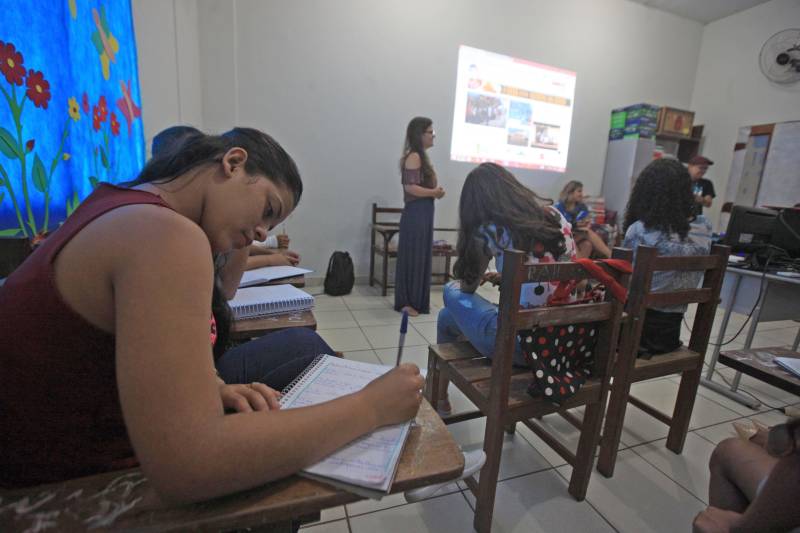 A abertura do olhar para novos caminhos e possibilidades. Assim são as oficinas do Biizu, projeto da Secretaria de Estado de Comunicação (Secom), que pelo segundo ano consecutivo ocorrem durante a Semana dos Povos Indígenas em São Félix do Xingu, no sudeste do Pará. Na sala de aula, na Escola Missão, centro da cidade, os olhares curiosos e atentos mostram o interesse dos participantes sobre as ferramentas usadas para contar uma história. Quanto o texto, a fotografia e o audiovisual se encontram, o resultado é um canal do qual comunidades carentes que, em geral, só querem ser ouvidas, podem se apropriar. Na foto, oficina de texto e fotografia.
FOTO: RODOLFO OLIVEIRA / AG. PARÁ
DATA: 18.04.2018
SÃO FÉLIX DO XINGU - PARÁ <div class='credito_fotos'>Foto: Rodolfo Oliveira/Ag. Pará | <a href='/midias/2018/originais/079e3360-4928-4e09-b247-20dda44aebb5.jpg' download><i class='fa-solid fa-download'></i> Download</a></div>