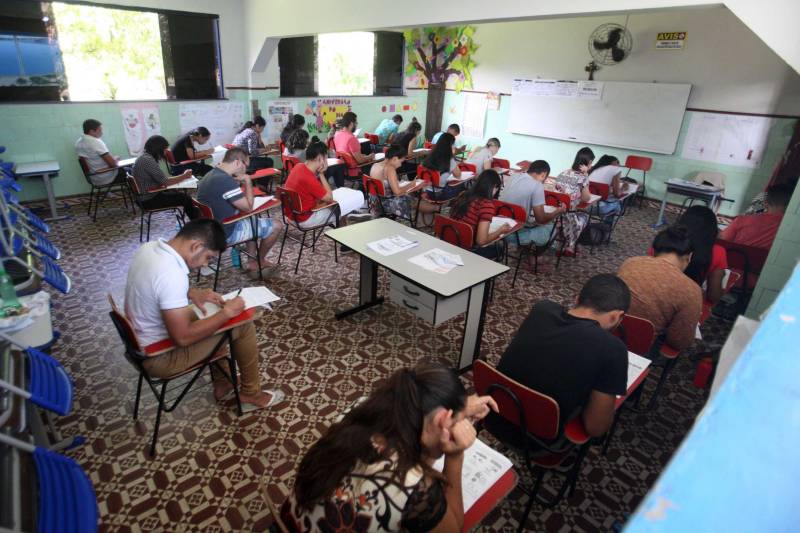 Nos municípios de Braganca e Capanema (foto), no nordeste do Estado, as provas foram realizadas com tranquilidade. De acordo com a coordenadora do município de Braganca, Lena Amorim, a tranquilidade no decorrer da manhã se deu devido a uma logística montada desde às quatro da manhã e com um coordenador em cada espaço. “Tudo ocorreu sem nenhuma eventualidade que colocasse em risco o andamento da prova”, comentou.
FOTO: MARCELO LELIS / AG. PARÁ
DATA: 24.06.2018
CAPANEMA - PARÁ <div class='credito_fotos'>Foto: Marcelo Lelis / Ag. Pará | <a href='/midias/2018/originais/079f09e4-f7c8-4c03-b133-172d9ff96753.jpg' download><i class='fa-solid fa-download'></i> Download</a></div>