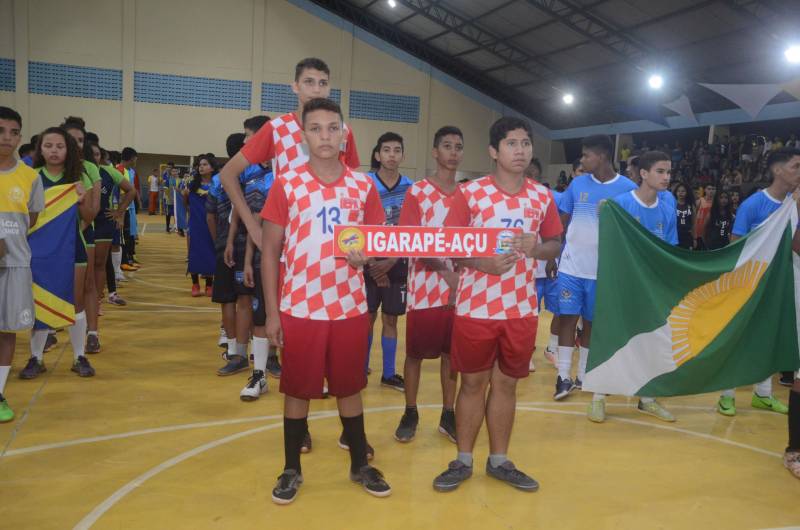 A cidade de Igarapé-Açu, no nordeste do Estado, sedia, até o próximo dia 20, a terceira etapa regional da 60ª edição dos Jogos Estudantis Paraenses (Jeps), uma ação esportivo-educacional que, ao longo de 60 anos propõe disseminar a cultura da paz e descobrir talentos esportivos. Cerca de 800 pessoas, entre atletas, professores e a comunidade participaram da cerimônia de abertura, nesta quarta-feira, 16, no ginásio Daniel Torres. Além de Igarapé-Açu, a terceira etapa também ocorre no município de Mocajuba.
FOTO: RAI PONTES / ASCOM SEDUC
DATA: 16.05.2018
IGARAPÉ-AÇU - PARÁ <div class='credito_fotos'>Foto: Rai Pontes/Ascom Seduc | <a href='/midias/2018/originais/07a074aa-f9a0-499d-815f-4fabc2dbe463.jpg' download><i class='fa-solid fa-download'></i> Download</a></div>