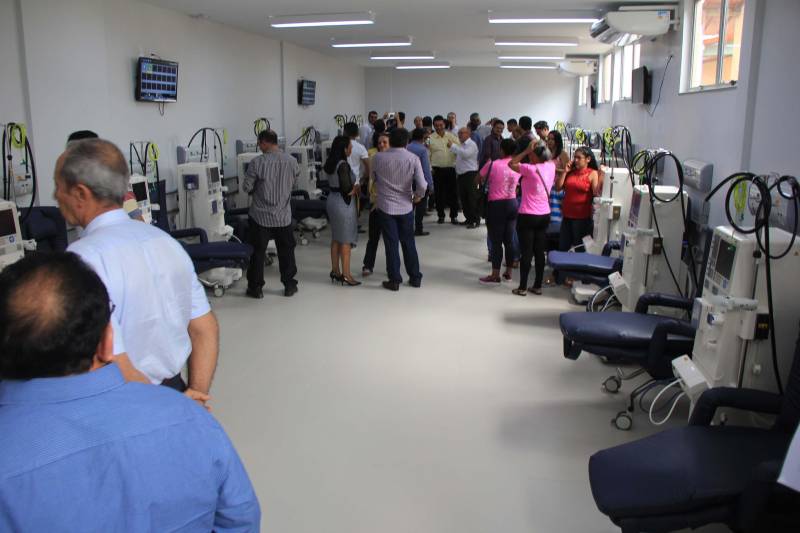 Hospital Regional de Marabá amplia serviço para atender pacientes com insuficiência renal Neste sábado, 8/12, o serviço de hemodiálise foi ampliado no sudeste do Pará, com a entrega (foto) do primeiro bloco do projeto de reforma e ampliação do Hospital Regional do Sudeste do Pará - Dr. Geraldo Veloso (HRSP), em Marabá (PA). Com mais de 900 metros quadrados construídos, três andares e mais de R$ 5 milhões investidos em sua construção e aquisição de equipamentos, o prédio abrigará além de 20 máquinas de hemodiálise, a área administrativa e o Centro de Ensino e Pesquisa, o que amplia a vocação da Unidade que passa a ser um centro formador de profissionais da saúde na região. A cerimônia de entrega reuniu autoridades como o secretário de Estado de Saúde Pública do Pará, Vitor Mateus, o prefeito de Marabá, Sebastião Miranda Filho, o presidente da Câmara Municipal de Marabá, Pedro Corrêa, o diretor Operacional da Pró-Saúde Associação Beneficente de Assistência Social e Hospitalar no Pará, Rogério Kuntz, e o diretor Hospitalar da Unidade, Valdemir Girato, além de representantes dos 22 municípios de abrangência do Hospital. 

FOTO: RODOLFO OLIVEIRA / AG. PARÁ
DATA: 08.12.2018
MARABÁ - PARÁ <div class='credito_fotos'>Foto: Rodolfo Oliveira/Ag. Pará   |   <a href='/midias/2018/originais/07a46f22-5870-4382-a839-de32dc59795a.jpg' download><i class='fa-solid fa-download'></i> Download</a></div>