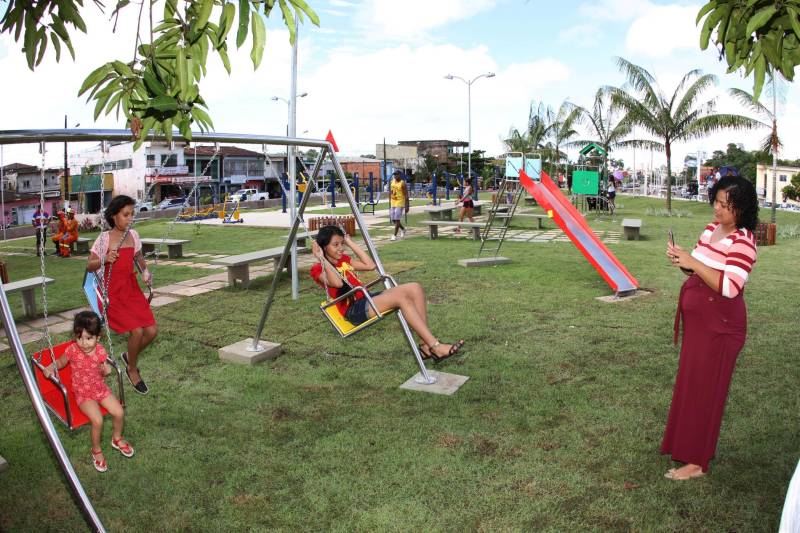 "Agora temos um espaço melhor, mais confortável e seguro para a diversão de nossas crianças e lazer de todos", afirmou Joane Boás, 43 anos. A mãe da pequena Sophia, de 5 anos, comemora ao ver a nova praça da comunidade, no Curió-Utinga, em Belém. O espaço, localizado nas proximidades do Parque Estadual do Utinga, foi entregue oficialmente, neste domingo (01). A cerimônia contou com a presença do governador Simão Jatene, comunidade, entre outras autoridades.
FOTO: CRISTINO MARTINS / AG. PARÁ
DATA: 01.04.2018
BELÉM - PARÁ <div class='credito_fotos'>Foto: Cristino Martins/Ag. Pará | <a href='/midias/2018/originais/07a9ae8e-18da-4c02-9421-d5389112742f.jpg' download><i class='fa-solid fa-download'></i> Download</a></div>