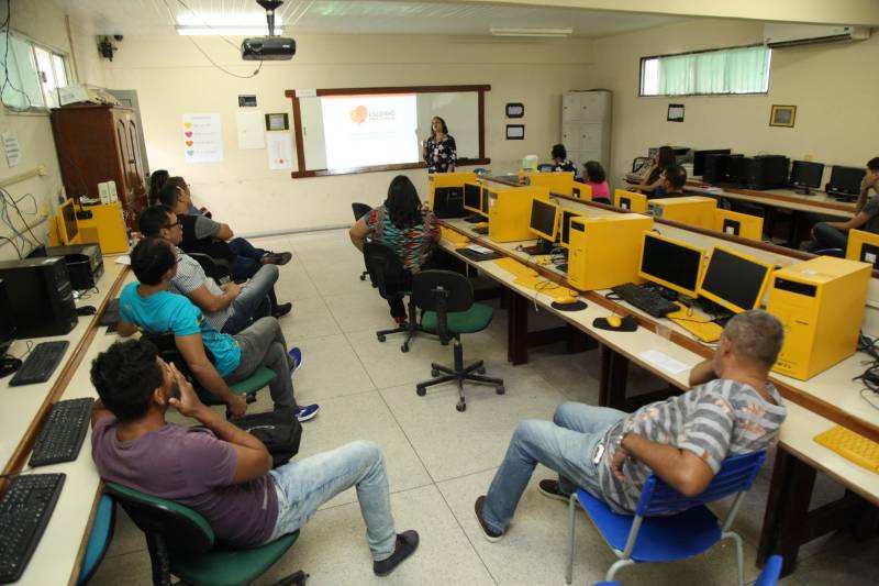 Nesta segunda-feira (5), a Secretaria de Estado de Justiça e Direitos Humanos do Pará (Sejudh) apresentou a docentes e alunos da Estadual Professora Ruth Rosita de Nazaré Gonzales, do bairro do Guamá, em Belém, o projeto ‘Escravo Nem Pensar’, desenvolvido pela ONG Repórter Brasil. A apresentação do projeto foi feita pela psicóloga da Sejudh, Roberta Flores (foto), que é integrante da Comissão Estadual de Erradicação do Trabalho Escravo (Coetrae/PA).
FOTO: WAGNER ALMEIDA / ASCOM SEJUDH
DATA: 05.02.2018
BELÉM - PARÁ <div class='credito_fotos'>Foto: Wagner Almeida/ Ascom Sejudh | <a href='/midias/2018/originais/07b13fc9-fe87-4324-b7b4-e816bee0f1ef.jpg' download><i class='fa-solid fa-download'></i> Download</a></div>