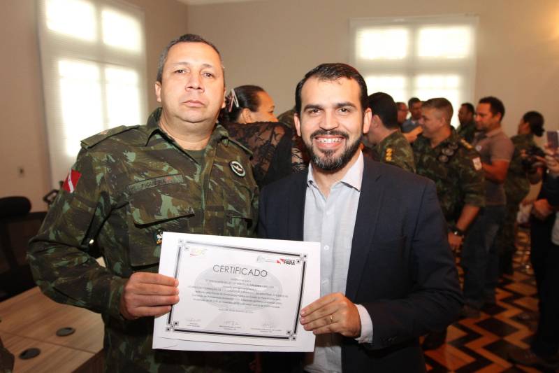 Trinta e seis policiais militares atuarão a partir do primeiro semestre de 2019, na prevenção primária ambiental dirigida a alunos do 5º e 6º anos do ensino fundamental. Os novos educadores ambientais foram certificados na manhã desta quarta-feira (5), no auditório da Casa Militar da Governadoria, em Belém. Eles participaram do primeiro Curso de Formação de Educadores Ambientais da Amazônia (CFEAM). Na foto, o Tenente Emerson Figueira (e) recebe diploma de Danilo Alho (d).

FOTO: CRISTINO MARTINS / AG. PARÁ
DATA: 05.12.2018
BELÉM - PARÁ <div class='credito_fotos'>Foto: Cristino Martins/Ag. Pará   |   <a href='/midias/2018/originais/07b1461a-ef4b-4031-aefc-a88d4a4fcd11.jpg' download><i class='fa-solid fa-download'></i> Download</a></div>